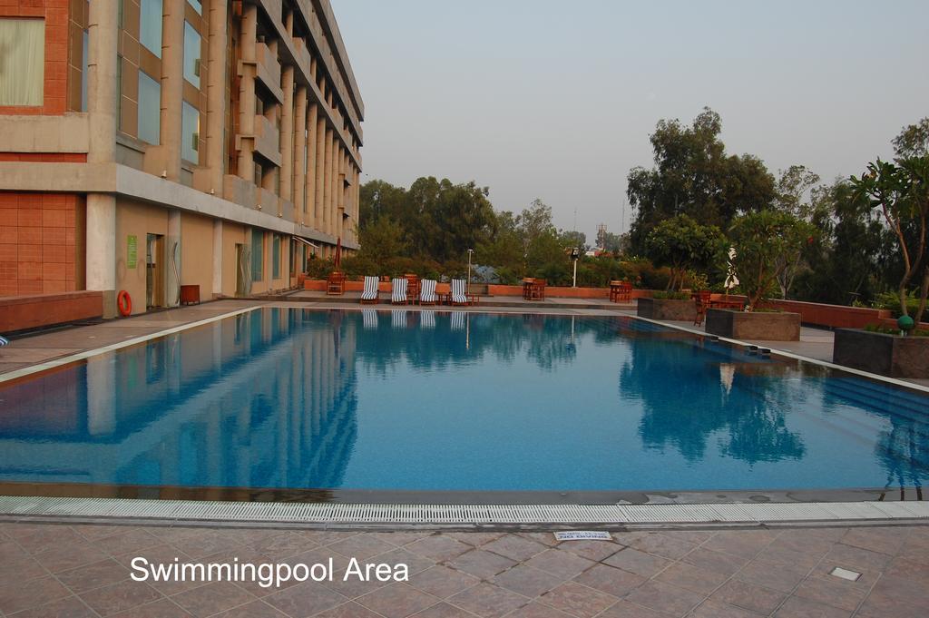 Taj Chandīgarh Exterior foto Swimming pool area