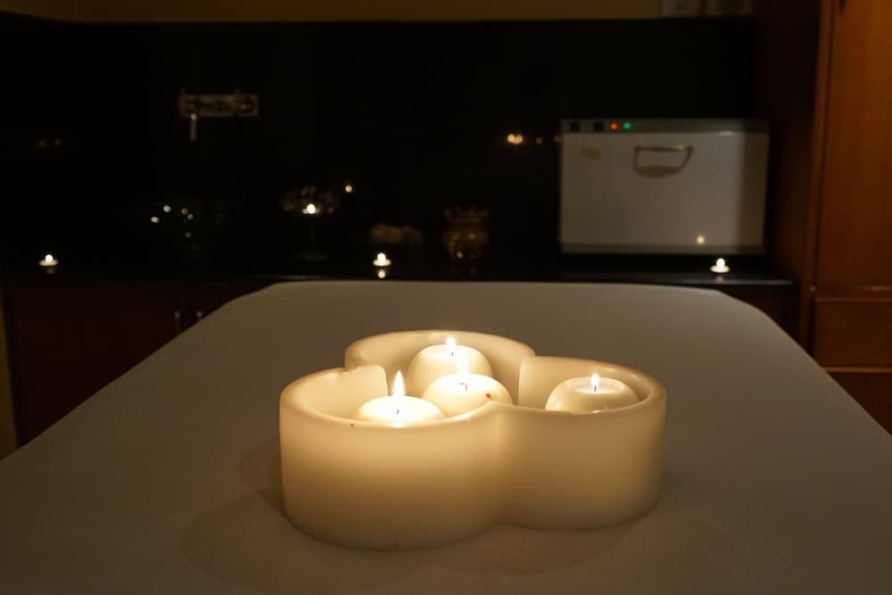 Taj Chandīgarh Exterior foto A massage table with candles
