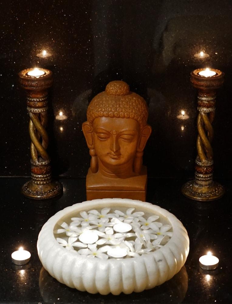 Taj Chandīgarh Exterior foto A statue of the Buddha with two oil lamps