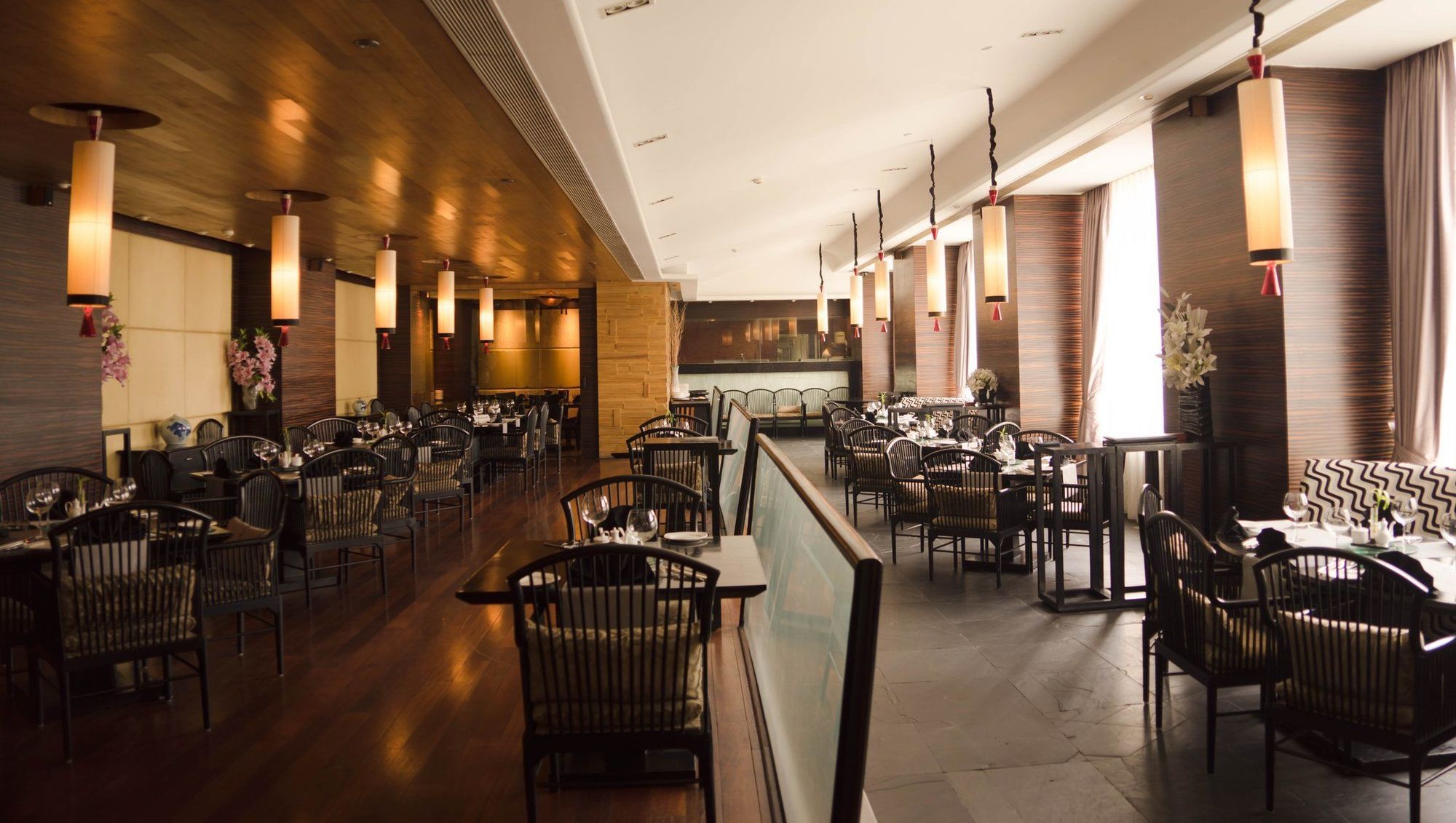Taj Chandīgarh Restaurante foto The interior of the restaurant